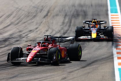 Charles Leclerc y Max Verstappen en la pista de Miami; entre el monegasco y el neerlandés se repartieron las cinco victorias en la temporada de la Fórmula 1, donde el piloto de Ferrari marca el pulso en el Mundial de Pilotos