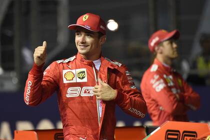 Charles Leclerc y Sebastian Vettel, las dos caras de Ferrari: el monegasco renovó contrato hasta 2024; el alemán, con vínculo hasta fin de año, espía su futuro