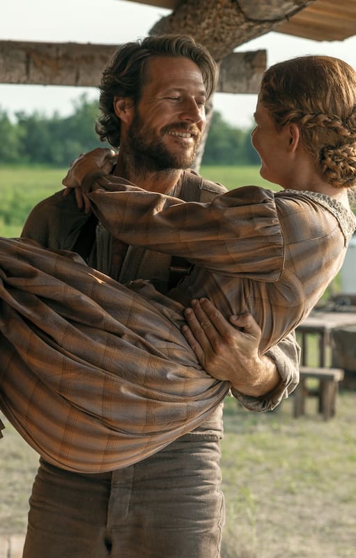Charles (Luke Bracey) y Caroline Ingalls (Crosby Fitzgerald), protagonistas de la serie que llega a Netflix el próximo 9 de julio
