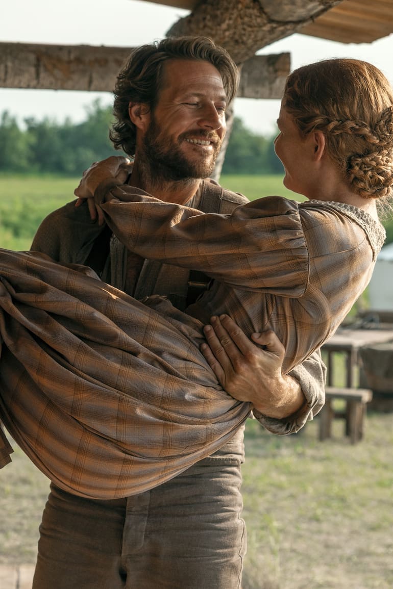 Charles (Luke Bracey) y Caroline Ingalls (Crosby Fitzgerald), protagonistas de la serie que llega a Netflix el próximo 9 de julio