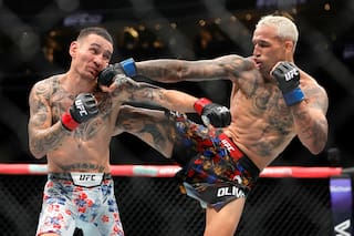 Charles Oliveira le quita el título BMF a Max Holloway en la UFC 326