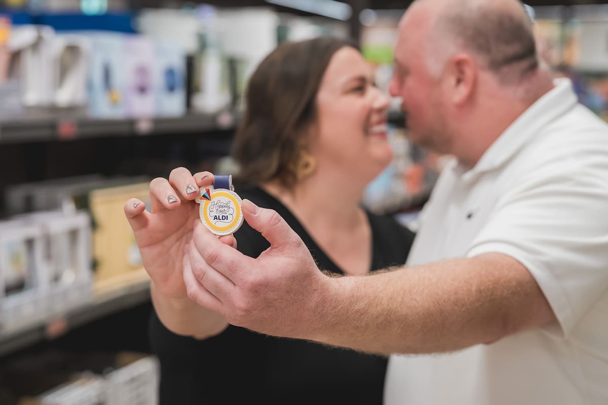 Charles Phillips y Holly Walker, agasajados por Aldi en su cena de compromiso