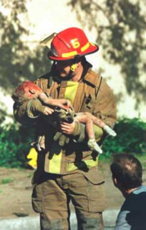 Charles Porter ganó el Premio Pulitzer de Fotografía de Noticias de Última Hora en 1996 por la imagen del bombero Chris Fields sosteniendo en sus brazos a Baylee Almon, una bebé de un año gravemente herida tras el atentado de Oklahoma City el 19 de abril de 1995.