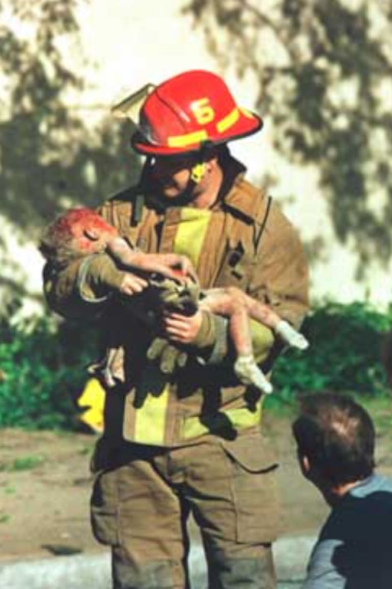 Charles Porter ganó el Premio Pulitzer de Fotografía de Noticias de Última Hora en 1996 por la imagen del bombero Chris Fields sosteniendo en sus brazos a Baylee Almon, una bebé de un año gravemente herida tras el atentado de Oklahoma City el 19 de abril de 1995.
