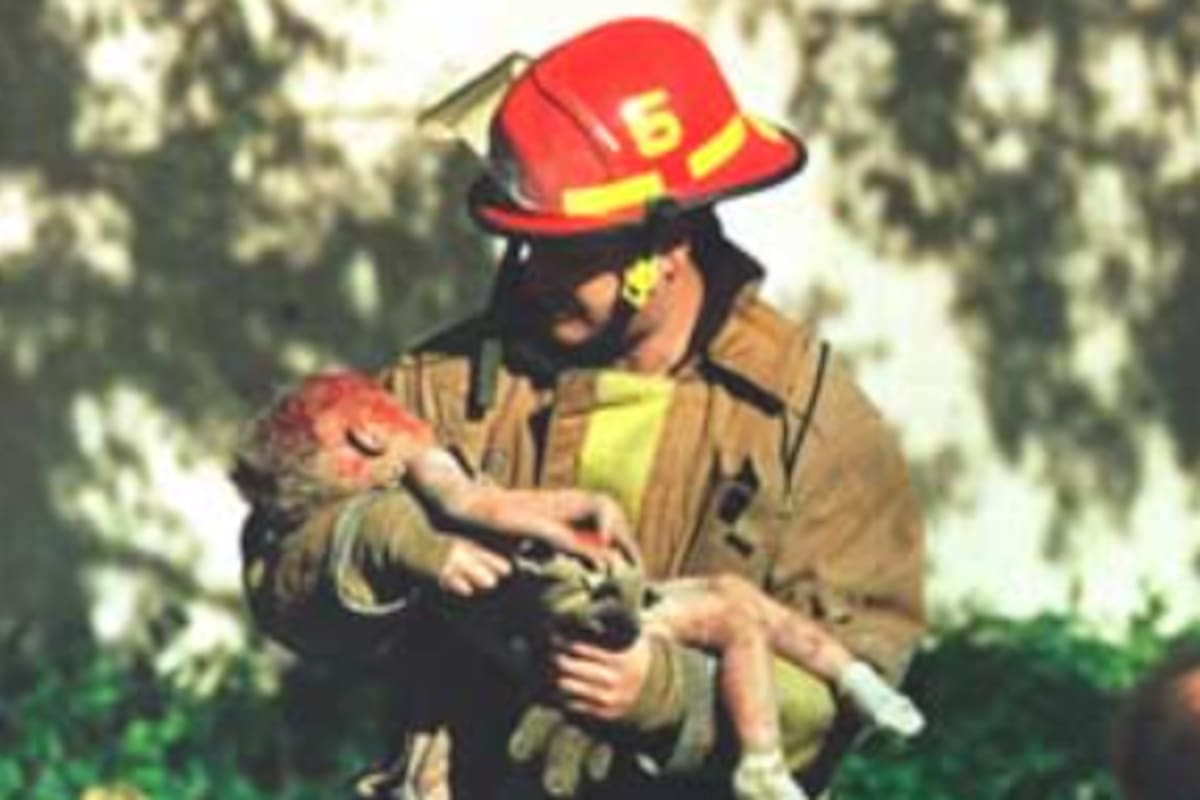 Charles Porter ganó el Premio Pulitzer de Fotografía de Noticias de Última Hora en 1996 por la imagen del bombero Chris Fields sosteniendo en sus brazos a Baylee Almon, una bebé de un año gravemente herida tras el atentado de Oklahoma City el 19 de abril de 1995.