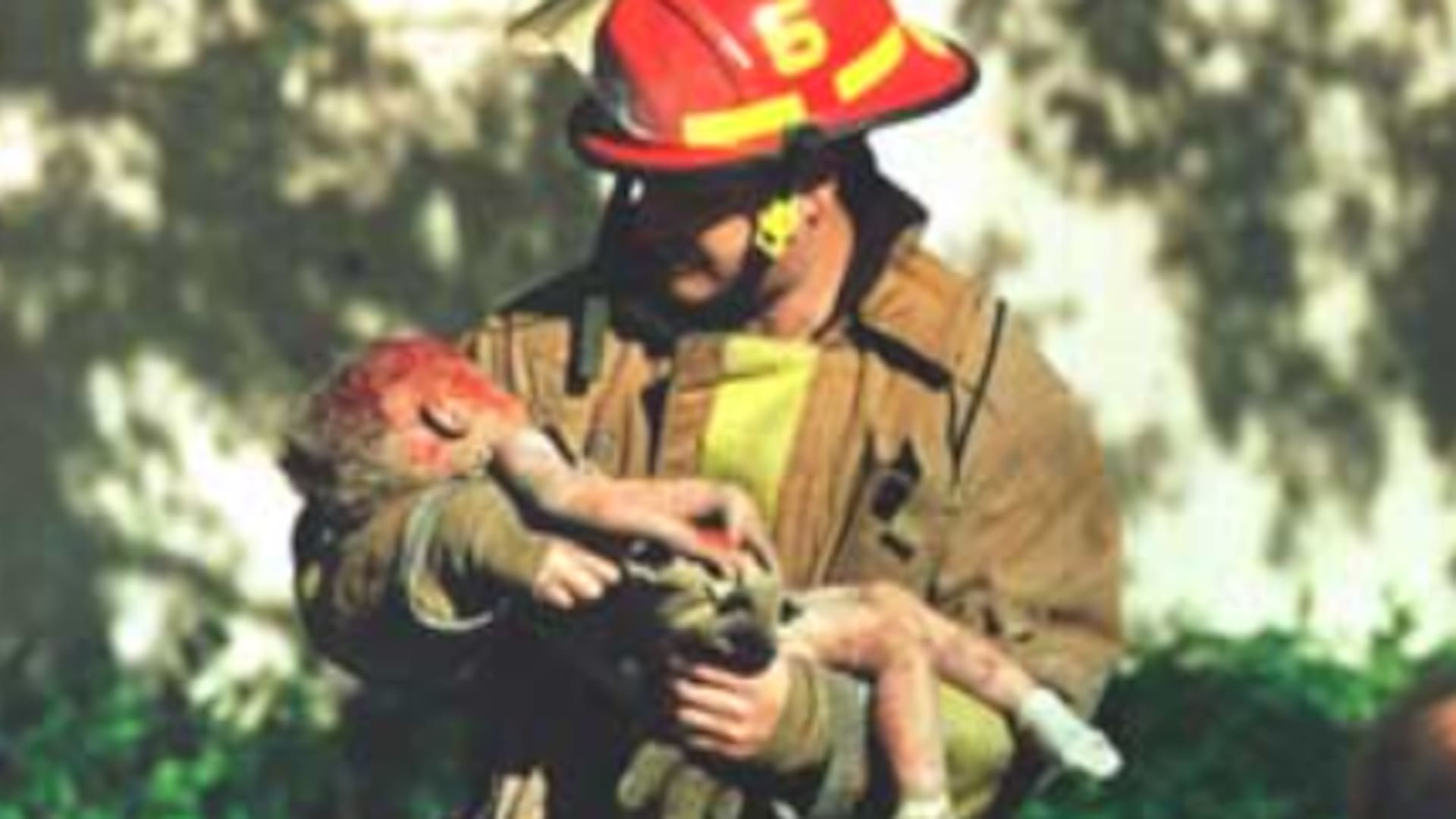 Charles Porter ganó el Premio Pulitzer de Fotografía de Noticias de Última Hora en 1996 por la imagen del bombero Chris Fields sosteniendo en sus brazos a Baylee Almon, una bebé de un año gravemente herida tras el atentado de Oklahoma City el 19 de abril de 1995.