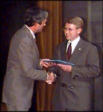Charles Porter IV recibe el Premio Pulitzer de Fotografía de Noticias de Última Hora en 1996 por su fotografía del atentado