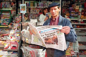 Charles Sobhraj, en un kiosco de diarios de París
