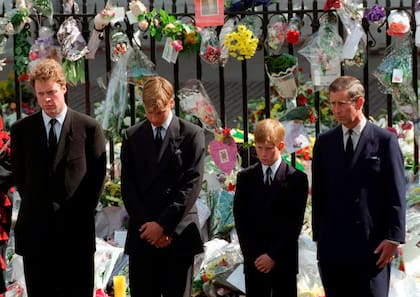 Charles Spencer, Guillermo y Enrique de Inglaterra y el entonces príncipe Carlos, el día del funeral por Diana (Foto: Getty Images)