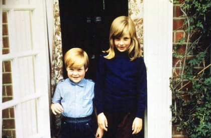 Charles Spencer y su hermana Diana en su casa de Berkshire, 1968 (Foto: Getty Images)