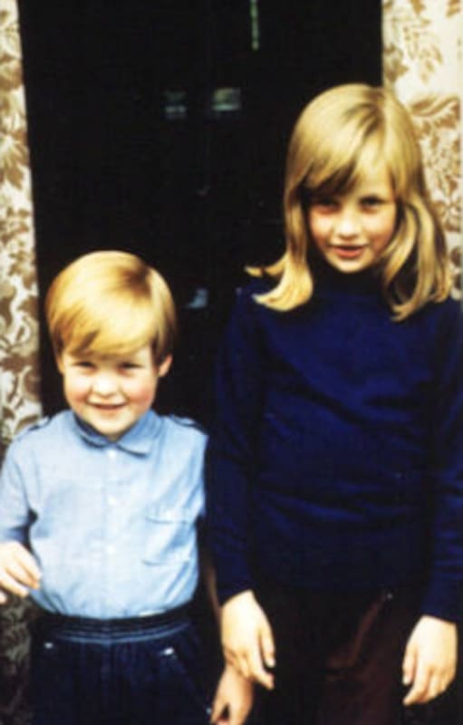 Charles Spencer y su hermana Diana en su casa de Berkshire, 1968 (Foto: Getty Images)