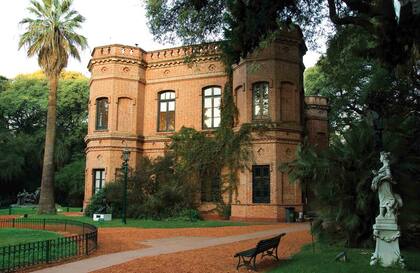 Charles Thays fue fundador y primer director, y además vivió con su familia en el Botánico.
