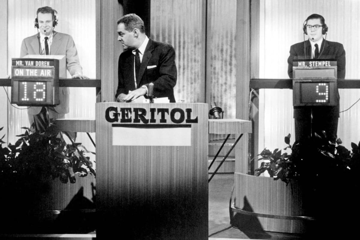 Charles Van Doren y Herbert Stempel, en sus respectivas cabinas, aguardan la pregunta que les realizará Jack Barry, el conductor del programa, pero ambos ya saben de qué se trata el interrogatorio y qué es lo que deben contestar