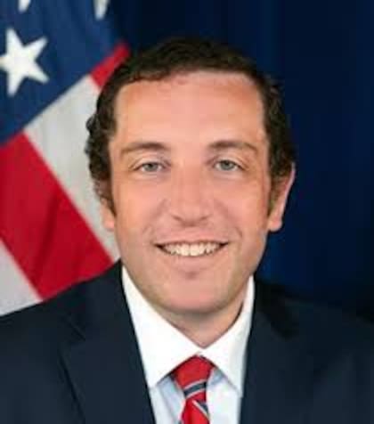 Charles Wall es un abogado con una trayectoria de 14 años en el ICE, recientemente nombrado como subdirector de la agencia