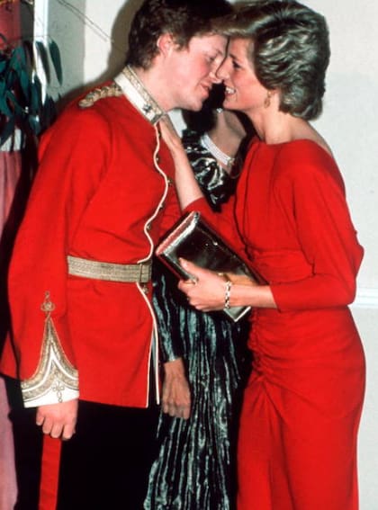 Charles y Diana, en un baile de caridad para juntar fondos, 1985 (Foto: Getty Images)