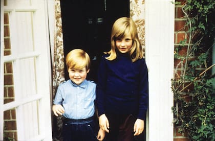 Charles y Diana Spencder en una imagen de su infancia (Photo by PA Images via Getty Images)