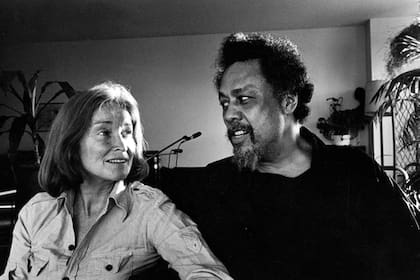 Charles y Sue Graham Mingus en una foto familiar de 1978; uno de los más grandes contrabajistas de la historia del jazz y dueño de un carácter irascible