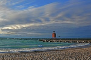 El pueblo a cinco horas de Chicago que sorprende por sus playas de arena blanca y lagos impresionantes