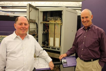 Charley Kline (izq.) le envió el mensaje a Bill Duvall (der.) que dio inicio a Arpanet; atrás suyo, el equipamiento que usaron; la foto es de 2009