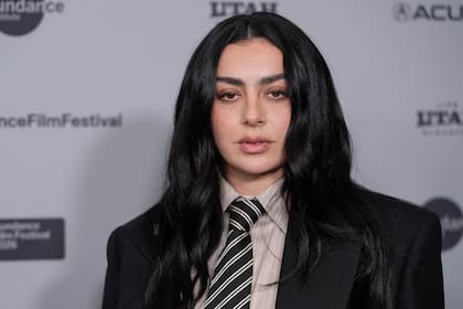Charli XCX vive su momento como estrella de cine y se despide de Brat