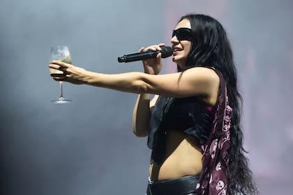 Charli XCX y el baterista de The 1975, George Daniel, se casan