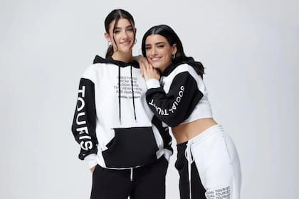 Charli y Dixie lanzaron su marca SocialTourist y fue un éxito en todo el mundo