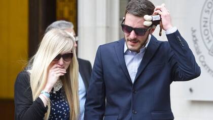 Tras perder la última instancia judicial, Connie Yates y Chris Gard salieron devastados de los tribunales.
