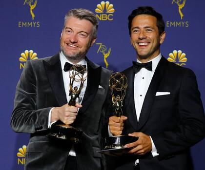Charlie Brooker, el creador de Black Mirrror, con su premio por escribir USS Callister