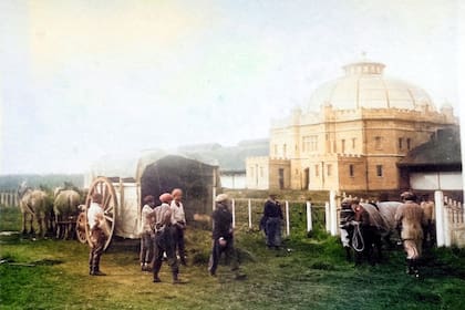 Charlie Brown quería ser el mejor criador Shorthorn de la Argentina; supervisó la construcción del imponente tattersall, que se inauguró en 1921