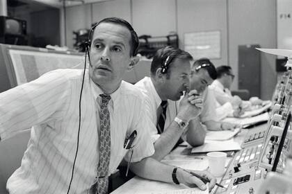 Charlie Duke, en el comando de control de la misión Apolo XI, desde donde estuvo en contacto con los astronautas en todo momento