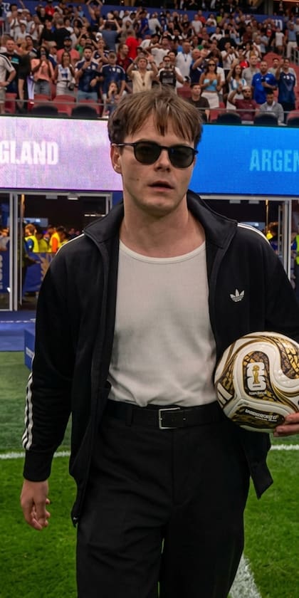 Charlie Heaton, uno de los protagonistas de Stranger Things, ingresó en la cancha con la pelota en mano y representando al equipo contrario