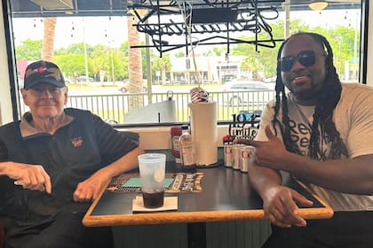 Charlie Hicks fue salvado por Donell Stallworth, el chef del restaurante, al que asiste desde hace una década