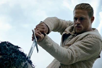 Charlie Hunnam le da vida a Arturo en la película de Guy Ritchie de 2017 que desembarcó en la plataforma de streaming