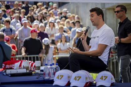 Charlie Kirk durante la charla en Utah