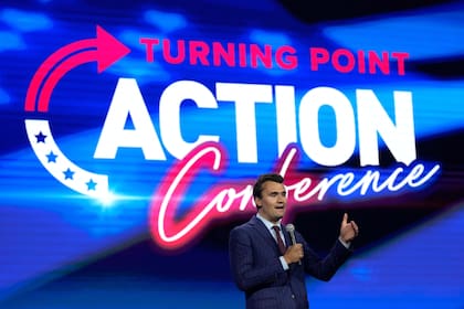 Charlie Kirk, fundador de Turning Point USA, habla en la conferencia en Palm Beach en 2023