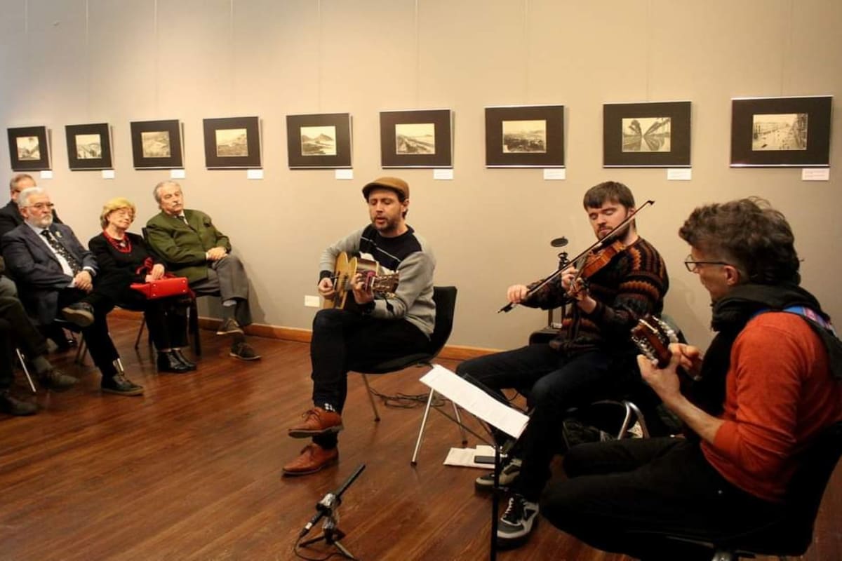 Charlie O’Brien, acompañado por Aidan Conolly y Patricio Sullivan