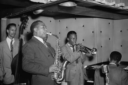 Charlie Parker, Tommy Potter, Miles Davis, Duke Jordan, and Max Roach en Three Deuces Nueva York