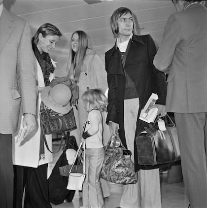 Charlie Watts en el aeropuerto de Heathrow en Londres, con su esposa Shirley (izquierda) y su hija Seraphina