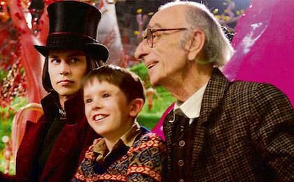 La película, protagonizada por Johnny Depp como Willy Wonka y Freddie Highmore como Charlie, combina aventuras, fantasía y lecciones sobre la humildad y la bondad (Foto: Captura)