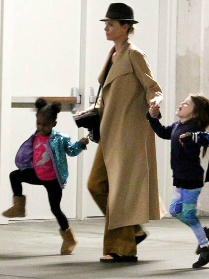 La actriz, a la salida del cine, de la manos de sus hijas
