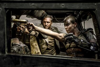 Charlize Theron y Tom Hardy en Furia en el camino