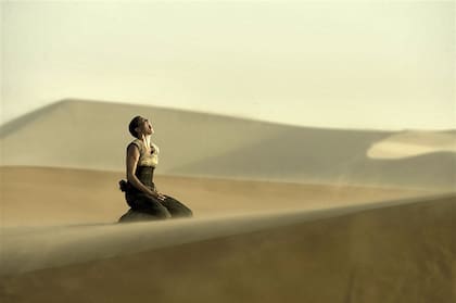 Charlize Theron como Imperator Furiosa, una guerrera de la carretera, en Mad Max: furia en el camino