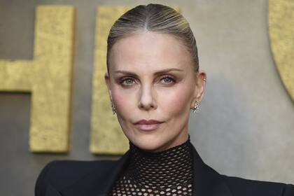 Charlize Theron contó que tiene perfil una exclusiva aplicación de citas: “Tuve dos encuentros”