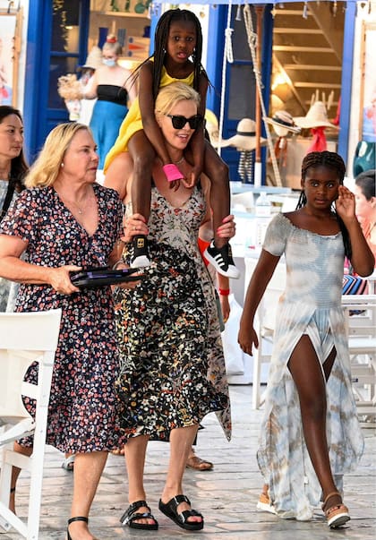 Charlize Theron junto a su madre y sus hijas Jackson y August