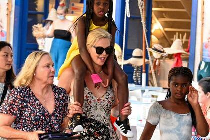 Por la tardecita, madre e hijas salieron a caminar por la Isla