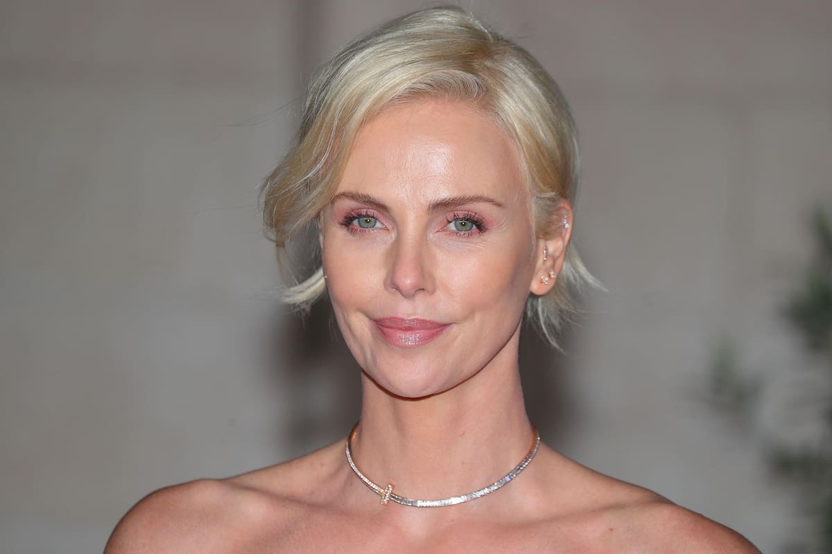 Charlize Theron por primera vez compartió una foto junto a sus hijas y se mostró muy orgullosa de ellas
