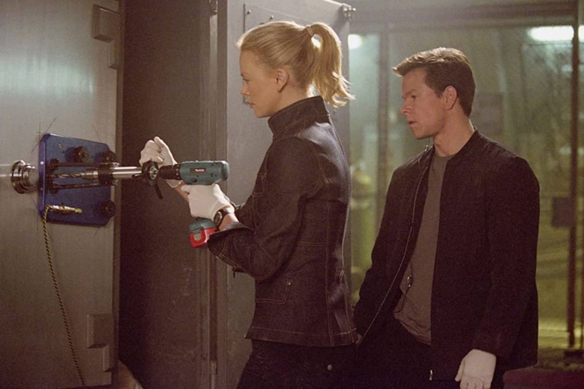 Charlize Theron y Mark Wahlberg se lucen como ladrones en un thriller de 2003 que recientemente Netflix puso en su catálogo