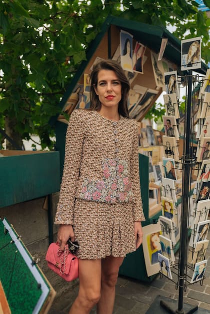 Charlotte Casiraghi asistió a la presentación de la colección FW23/24 de Chanel. Como su madre, la princesa Carolina de Mónaco y su tía, la princesa Estefanía, es una de las chicas de "sangre azul" favoritas de la maison francesa.