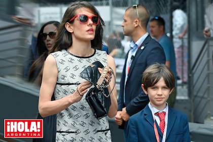 Charlotte Casiraghi (con vestido mini de Chanel) fue con su hijo mayor, Raphäel (fruto de su relación con Gad Elmaleh), mientras que el menor, Balthazar no
asistió.