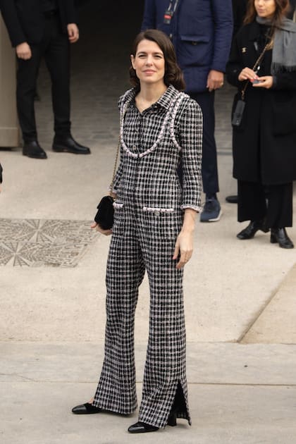 Charlotte Casiraghi, embajadora de Chanel, con un original enterito de lana. La hija de la princesa Carolina de Mónaco tiene asistencia perfecta a los desfiles de la maison.